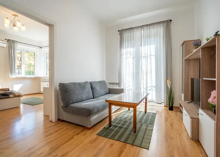 2 Bdr Central Home Next To The National Stadium